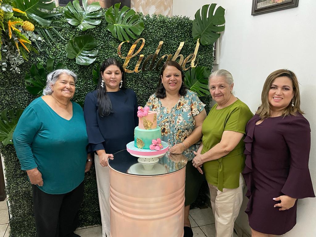 Lidabel Mena celebra su cumpleaños junto a sus seres queridos