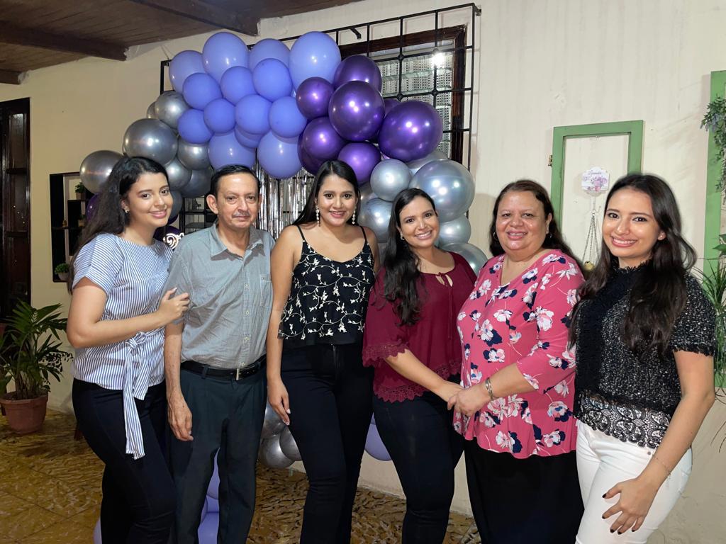 Heidy Mena Sánchez celebró sus 21 años junto a sus seres queridos