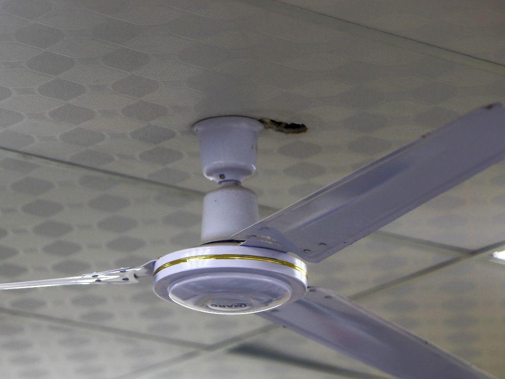 $!Las hélices de los ventiladores del centro escolar ubicado en El Pedregal chocan entre sí, además de que muchos han roto el techo por la presión.