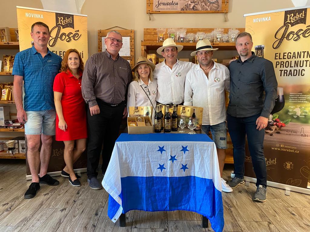 Orgullo: José Cuéllar posó con la bandera de Honduras en todo momento, incluso con sus socios extranjeros.