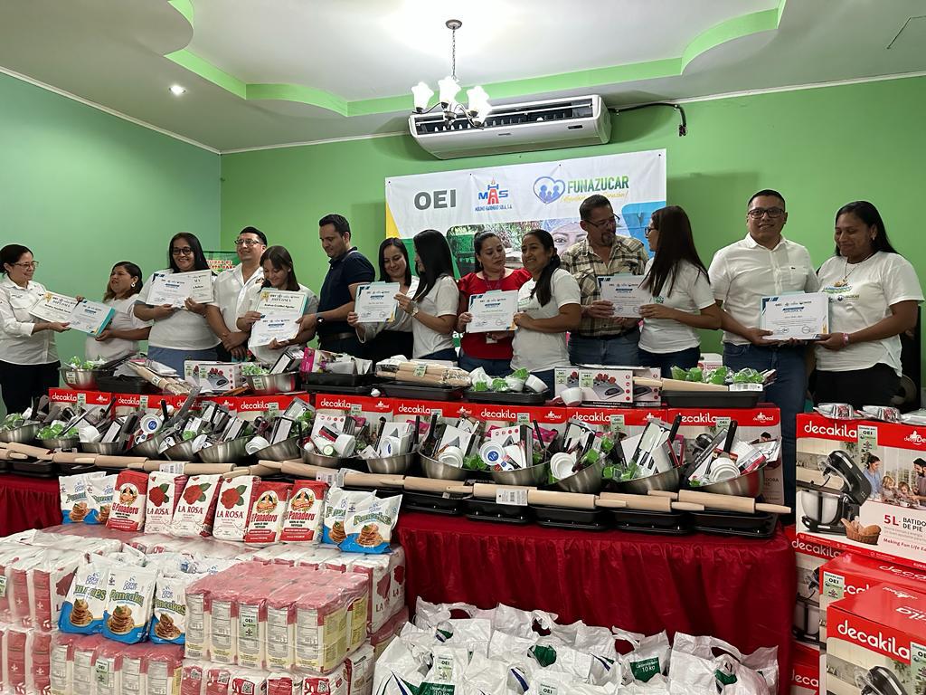 Enseñan repostería y panadería a mujeres de Santa Bárbara