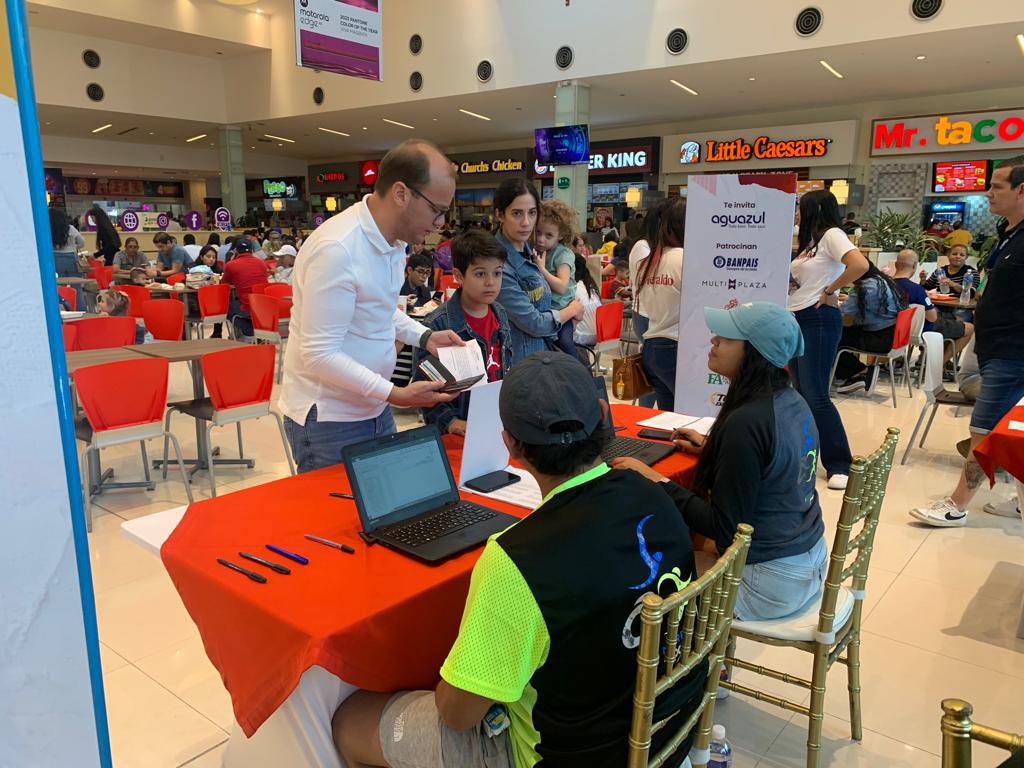 Participantes reclaman kit para la Vuelta Ciclística Infantil