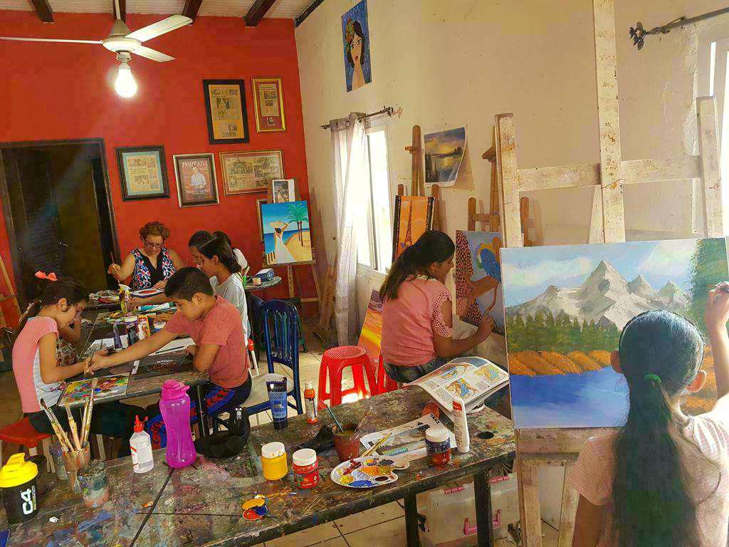 Hace unos años abrió un restaurante galería donde combina su pasión por la cocina y pintura.