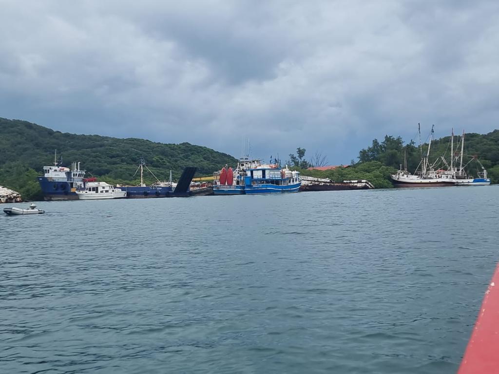 ¡Barcos anclados a orilla del mar! Guanaja y Roatán se preparan ante llegada de tormenta Lisa