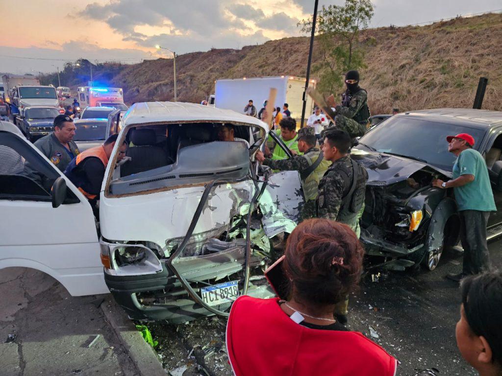 Brutal choque entre bus de niños y pick-up en Tegucigalpa