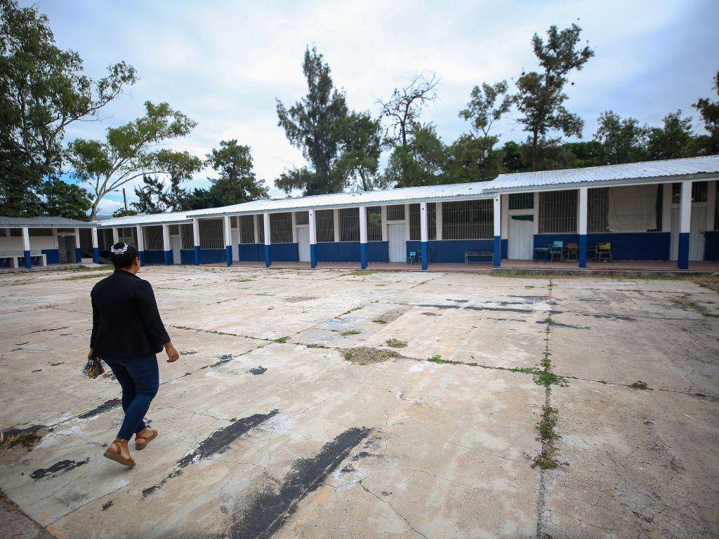 $!Las ocho aulas construidas están inconclusas, por lo que los alumnos de grados superiores reciben clases en pupitres inapropiados.