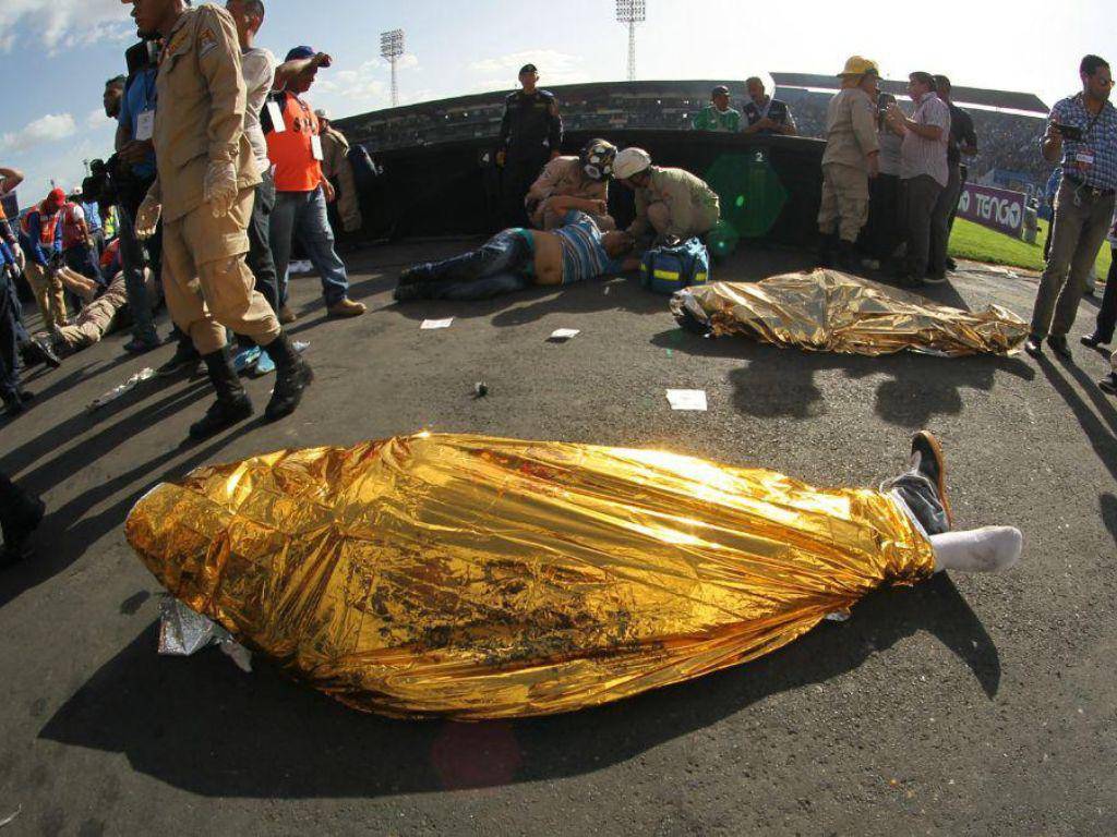 $!La muerte de las cinco personas ocurrió tras el ingreso violento de aficionados al interior del estadio.