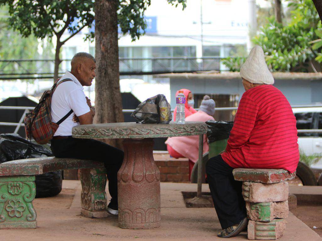 $!Pacientes esperan en el parque del hospital Mario Mendoza ser llamados para recibir su consulta externa.