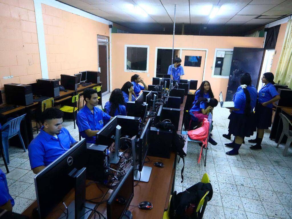 $!Los estudiantes tienen acceso a internet gratuito, pero con baja velocidad.