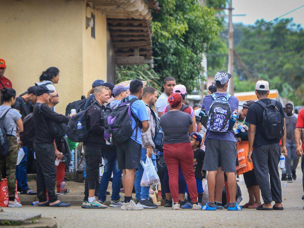 $!Migrantes de diferentes nacionalidades en una terminal de buses de Trojes, departamento de El Paraíso.