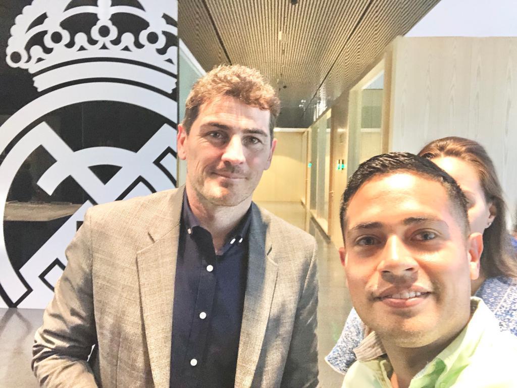 El catracho junto al mítico exportero español Iker Casillas.