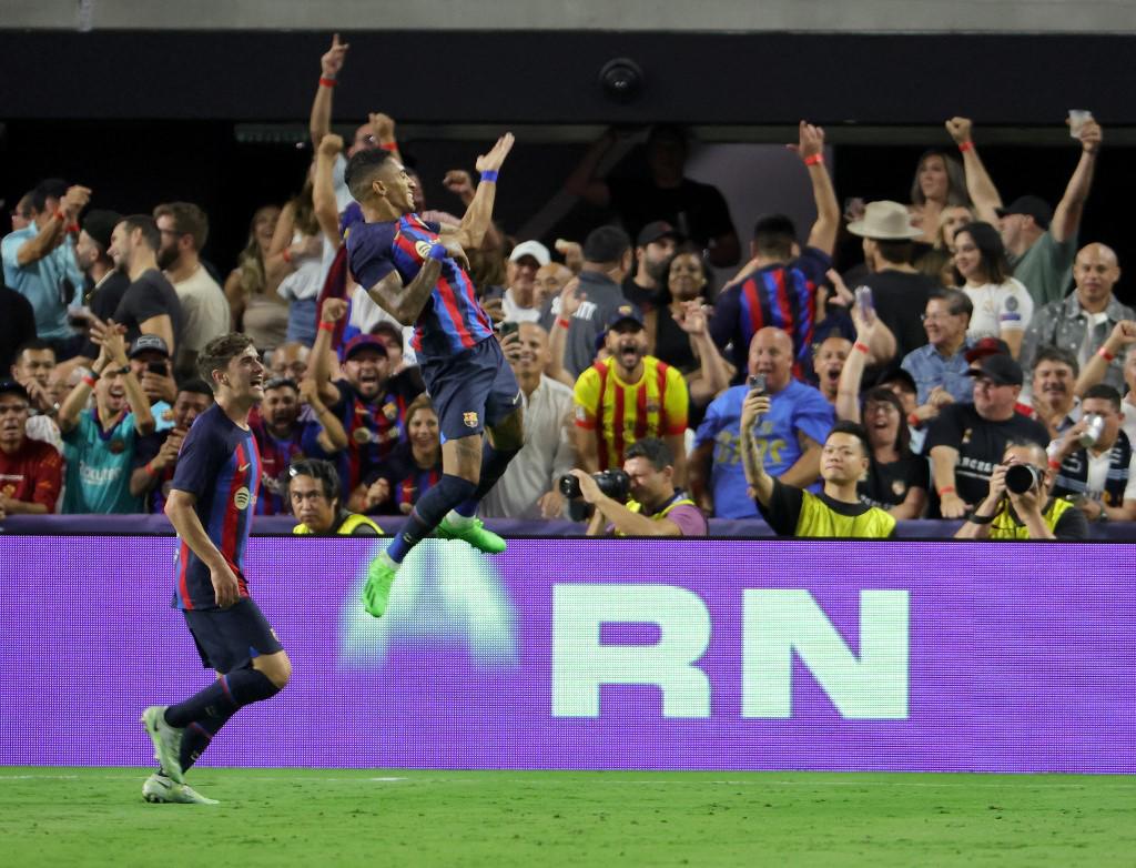 El festejo de Raphinha tras su golazo ante Real Madrid.