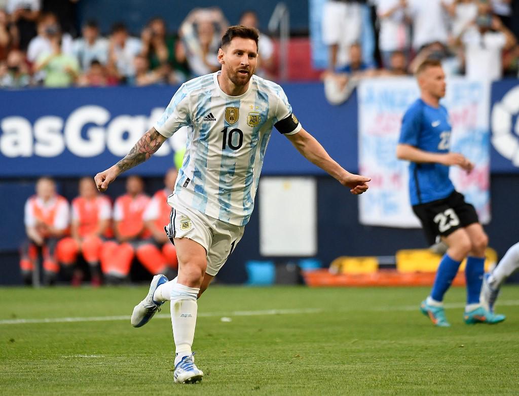 Lionel Messi celebrando uno de sus cinco goles ante Estonia.