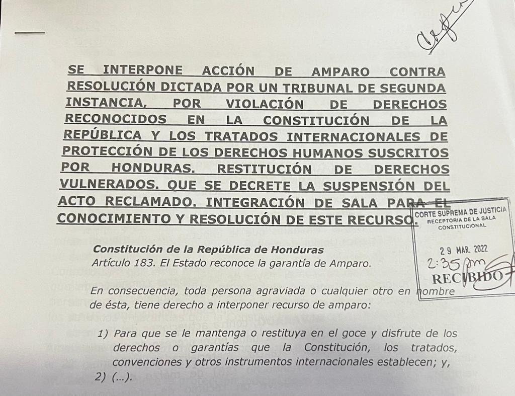 Extracto del documento en el que la defensa del expresidente Hernández interpuso este martes un recurso de amparo en contra del fallo emitido el lunes por la CSJ, la cual aprobó la extradición del exjefe de Estado.