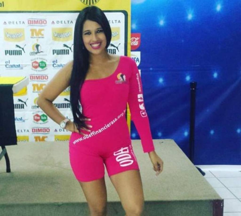 Su sonrisa vuelve locos a los aficionados que cada fin de semana asistente a los estadios de la zona norte de Honduras.