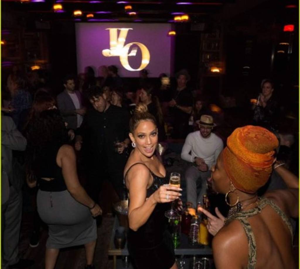 La artista estuvo jangueando junto a decenas de invitados durante la fiesta posterior a los premios American Music Awards (AMA). (AFP / Christopher Polk/Getty Images for ABA)