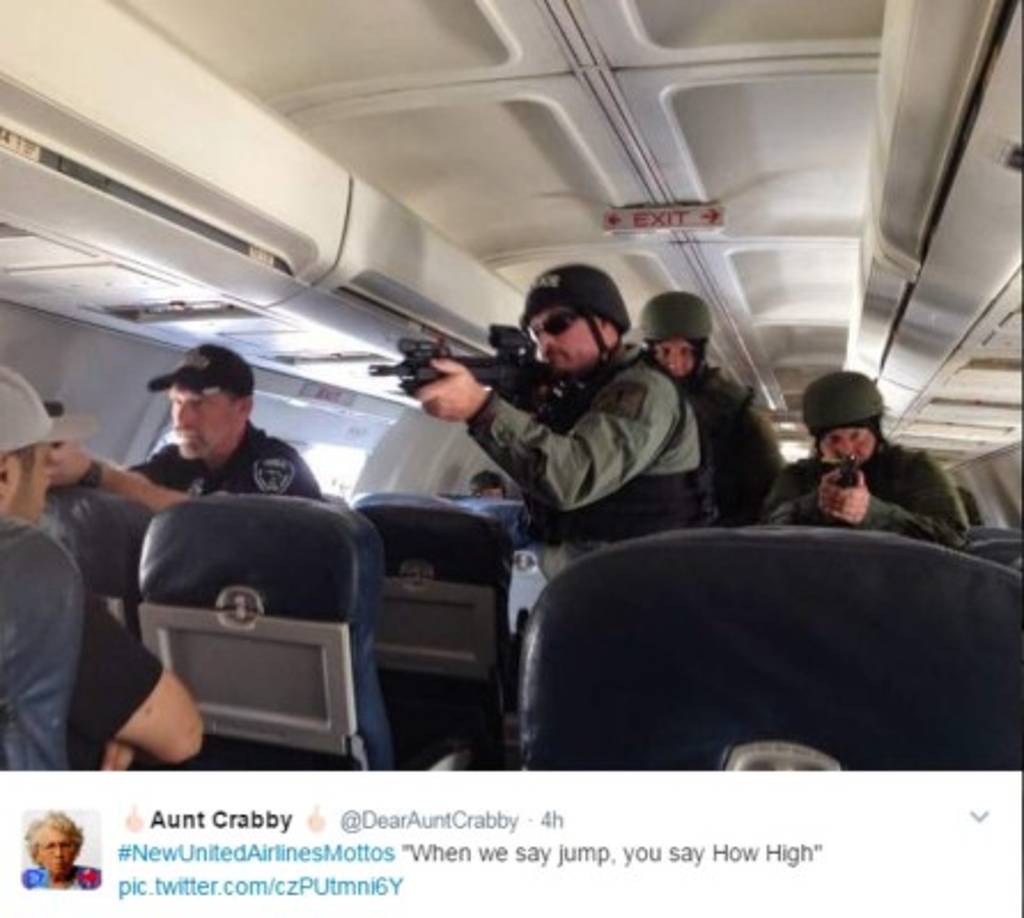 Las aerolíneas estadounidenses están autorizadas a forzar a pasajeros a abandonar vuelos sobrevendidos, a cambio de una compensación, si no hay suficientes voluntarios, según el departamento de Transportes.