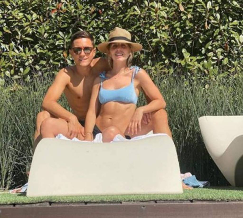 El volante español Ander Herera junto a su bella y adorada esposa.