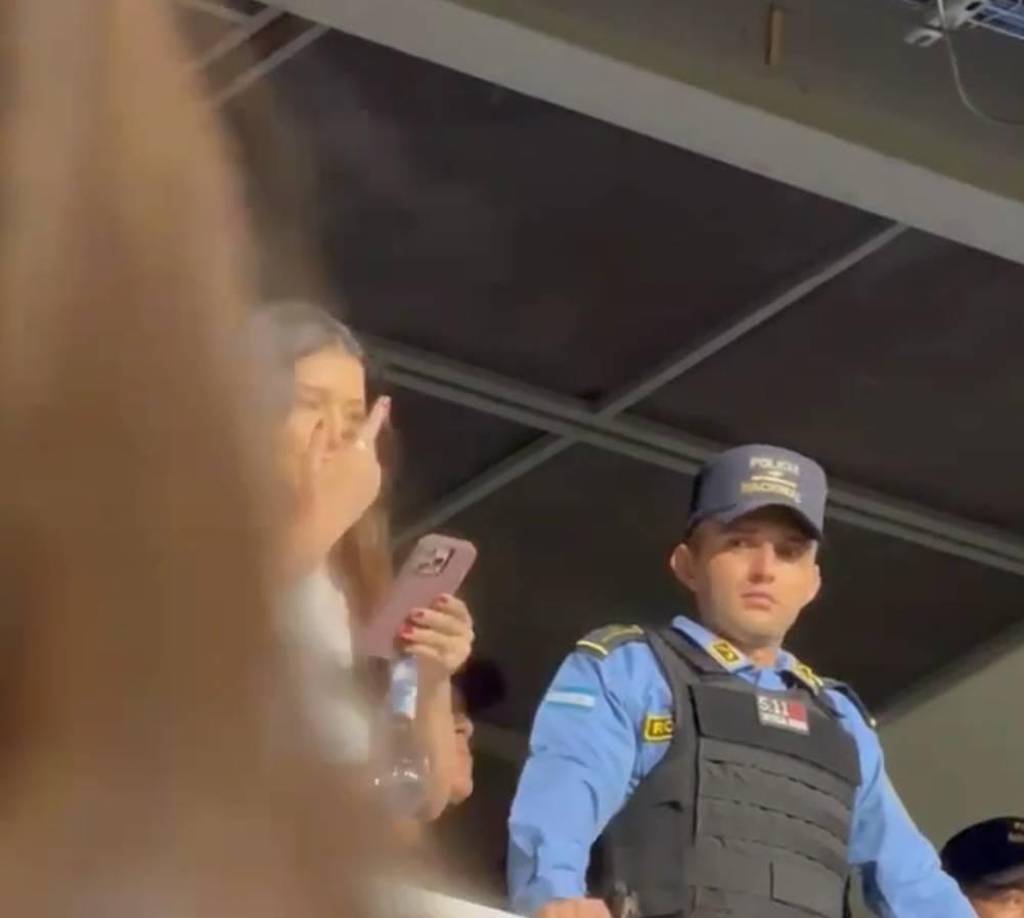 El momento fue capturado en un video que muestra a la diputada rodeada de seguridad, mirando su teléfono, y reaccionando al escuchar los gritos que iban dirigidos hacia ella, con un gesto que muchos consideran ofensivo.