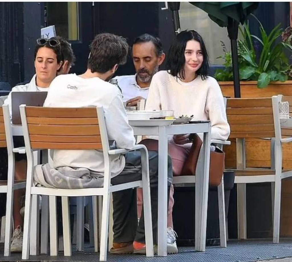 La joven de 24 años tuvo una platica con su esposo, el actor Louis Thornton-Allan y al principio se miraba todo normal.