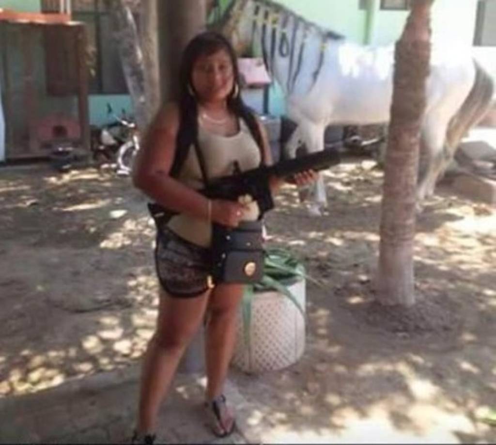 En esta ocasión, como novedad, aparece una mujer armada.