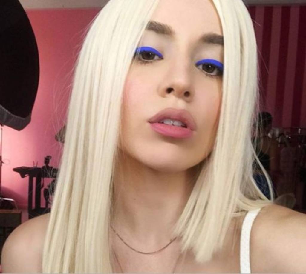 <br/>Su vibrante voz sísmica ha hecho comparaciones con Sia y Lady Gaga, mientras que Ava Max nombra sus inspiraciones como Céline Dion, Whitney Houston y Mariah Carey.