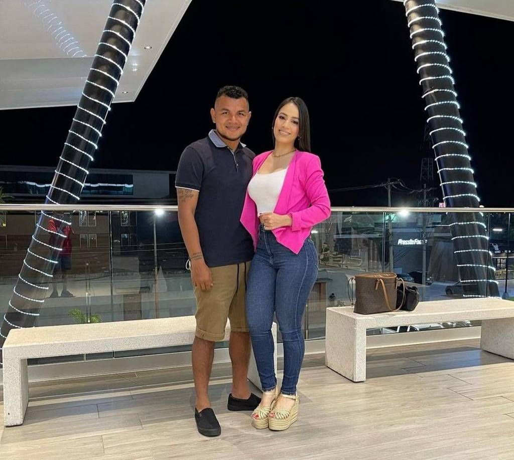 Mario Martínez: El volante del Marathón tiene como esposa a Erika Cabrera.