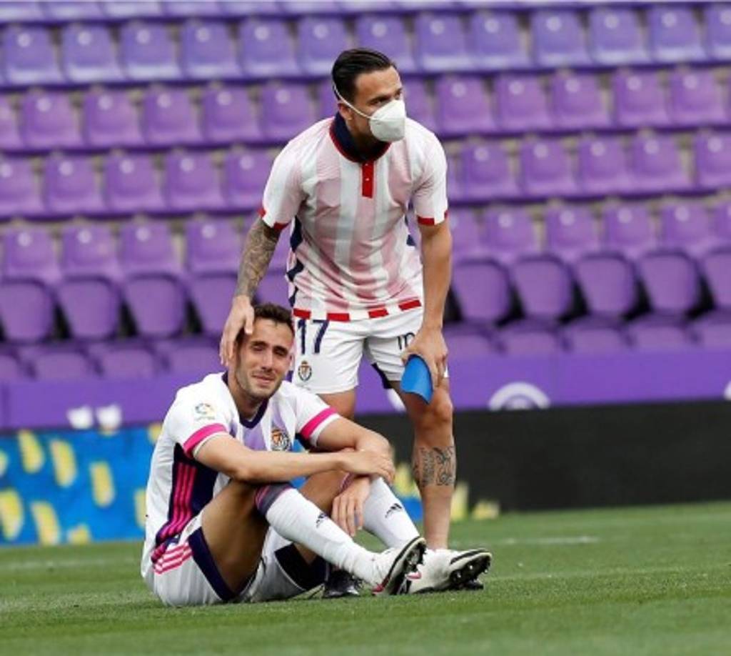 Los jugadores del Valladolid, Kiko Olivas (i) y Roque Mesa, desconsolados por el descenso del equipo.