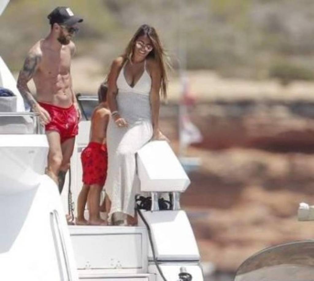 Antonella Roccuzzo y Messi han decidido trasladarse a Ibiza a disfrutar de sus vacaciones con familiares y amistades. Tratan de olvidar el trago amargo del Mundial de Rusia en donde Argentina apenas llegó hasta la fase de octavos de final. FOTO GTRES.