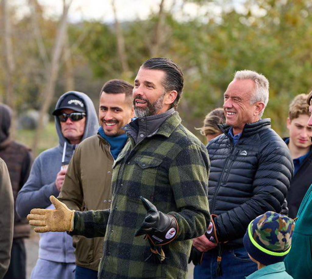 Donald Trump Jr: El hijo mayor del presidente electo de EEUU ha sido uno de sus principales apoyos durante la campaña electoral. El empresario de 47 años de edad es el vicepresidente ejecutivo de la Organización Trump, dirige un pódcast llamado «Triggered with Don Jr» y recientemente anunció que trabajará en una firma de capital riesgo y no en la nueva Administración dirigida por su padre.