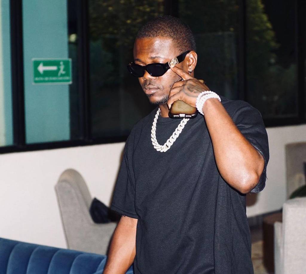 El artista Key Key muy emocionado cantó un párrafo de su canción y tras su intervención, decenas de internautas empezaron a mofarse y criticar su participación a acapela en el programa radial, su video se viralizó en redes sociales. 