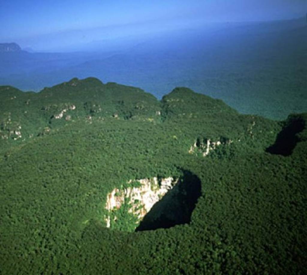 El Sarisariñama se encuentra en Venezuela, frontera con Brasil.Su acceso está restringido.Las simas de este lugar son consideradas las más antiguas de la tierra, poseen 350 metros de diámetro y aproximadamente unos 350 metros de profundidad. Foto:Taringa.