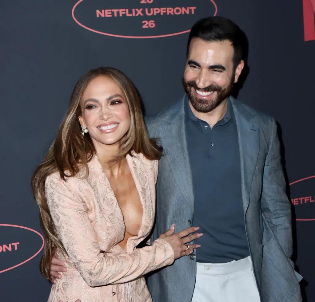 Jennifer López presume de la buena química que tiene con su colega, Brett Goldstein