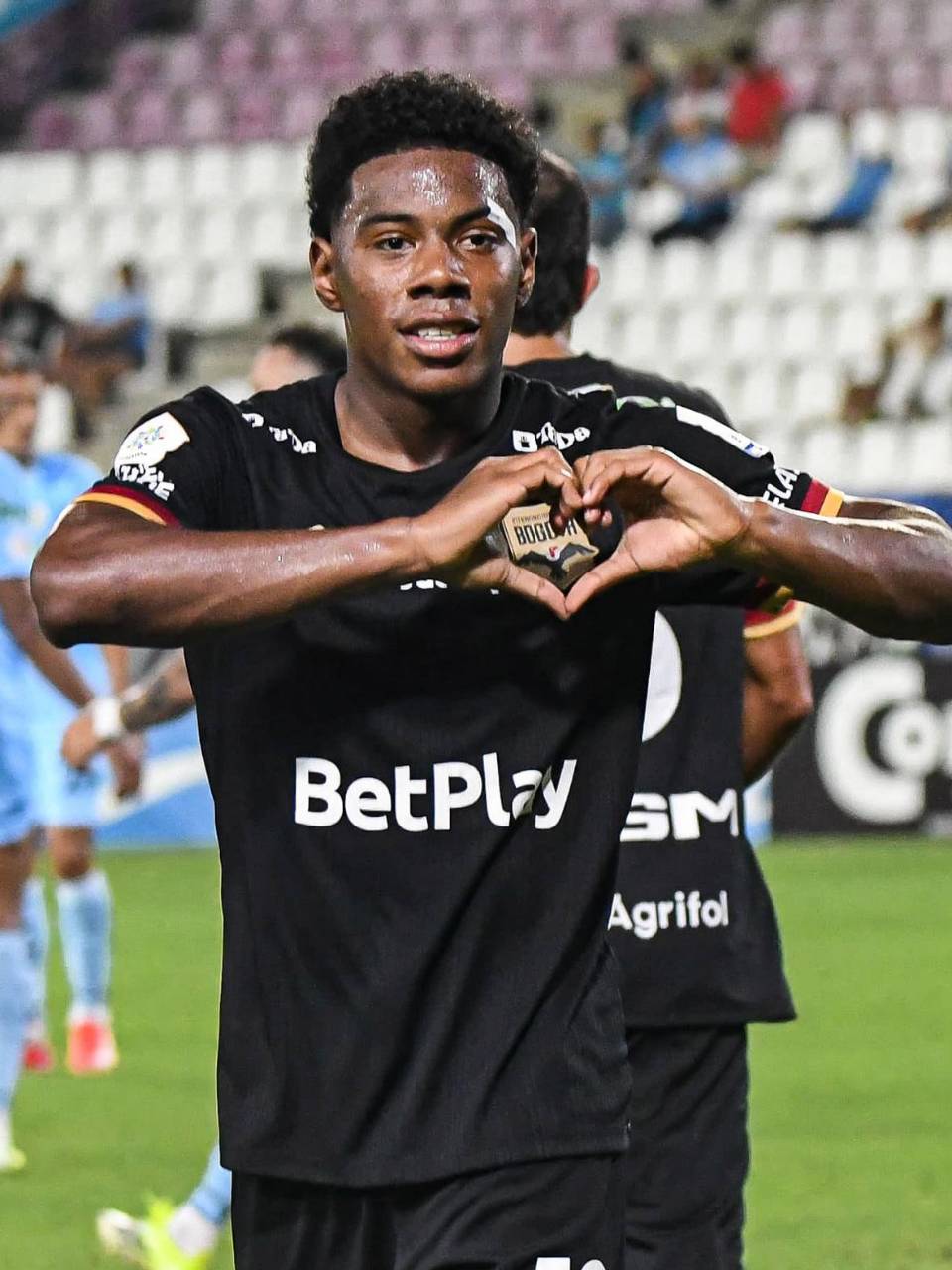 El festejo de Dereck Moncada tras su segundo gol con el Internacional de Bogotá en Colombia.