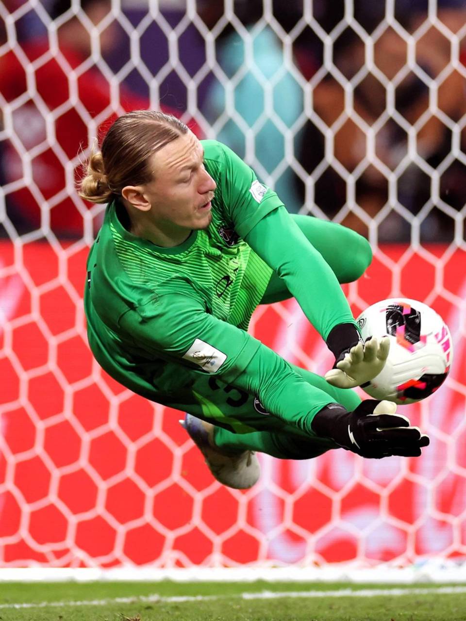 El portero ruso Matvey Safonov brilló parando cuatro penales en la tanda.