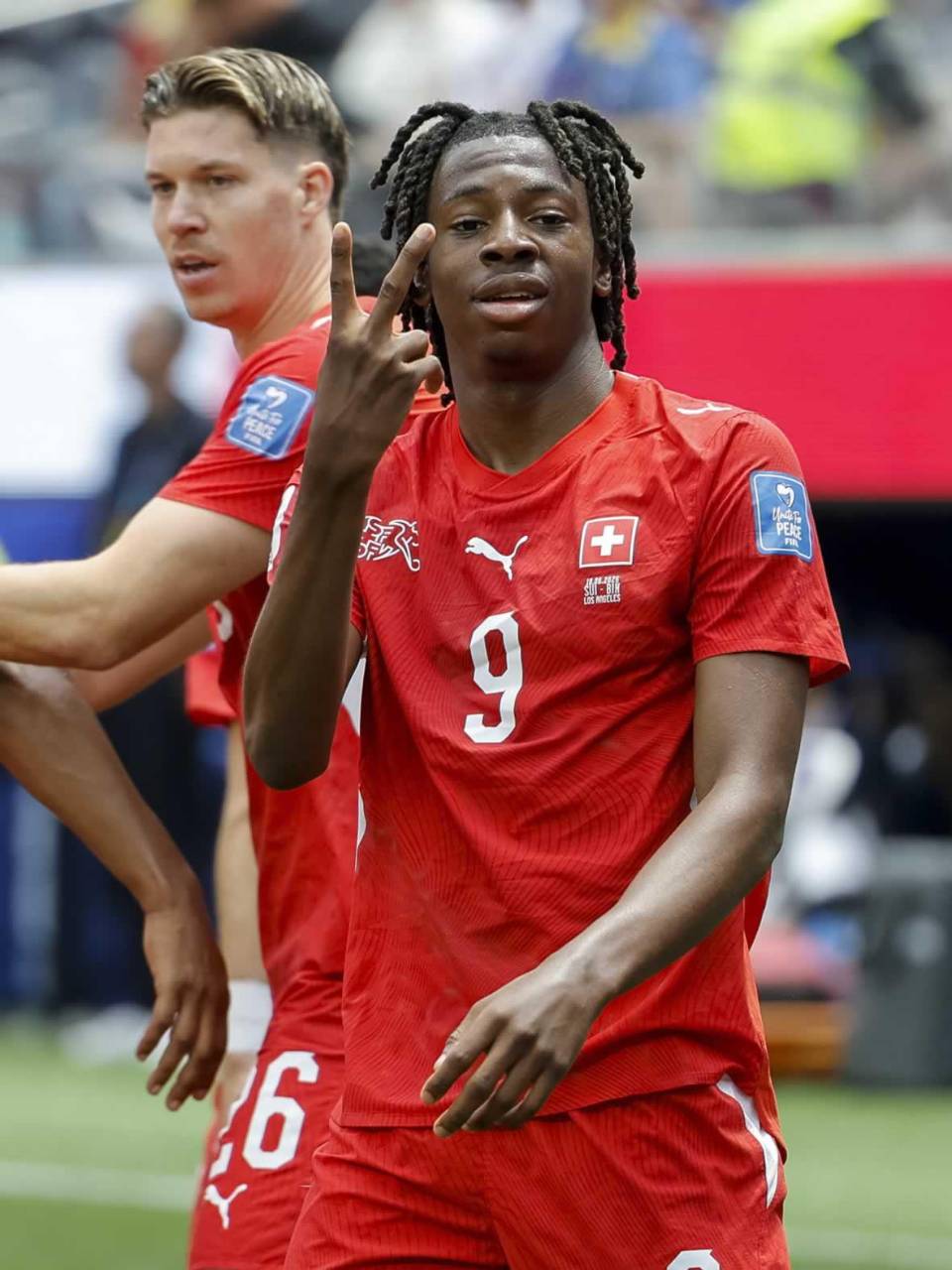 Johan Manzambi marcó dos goles para el triunfo de Suiza contra Bosnia.