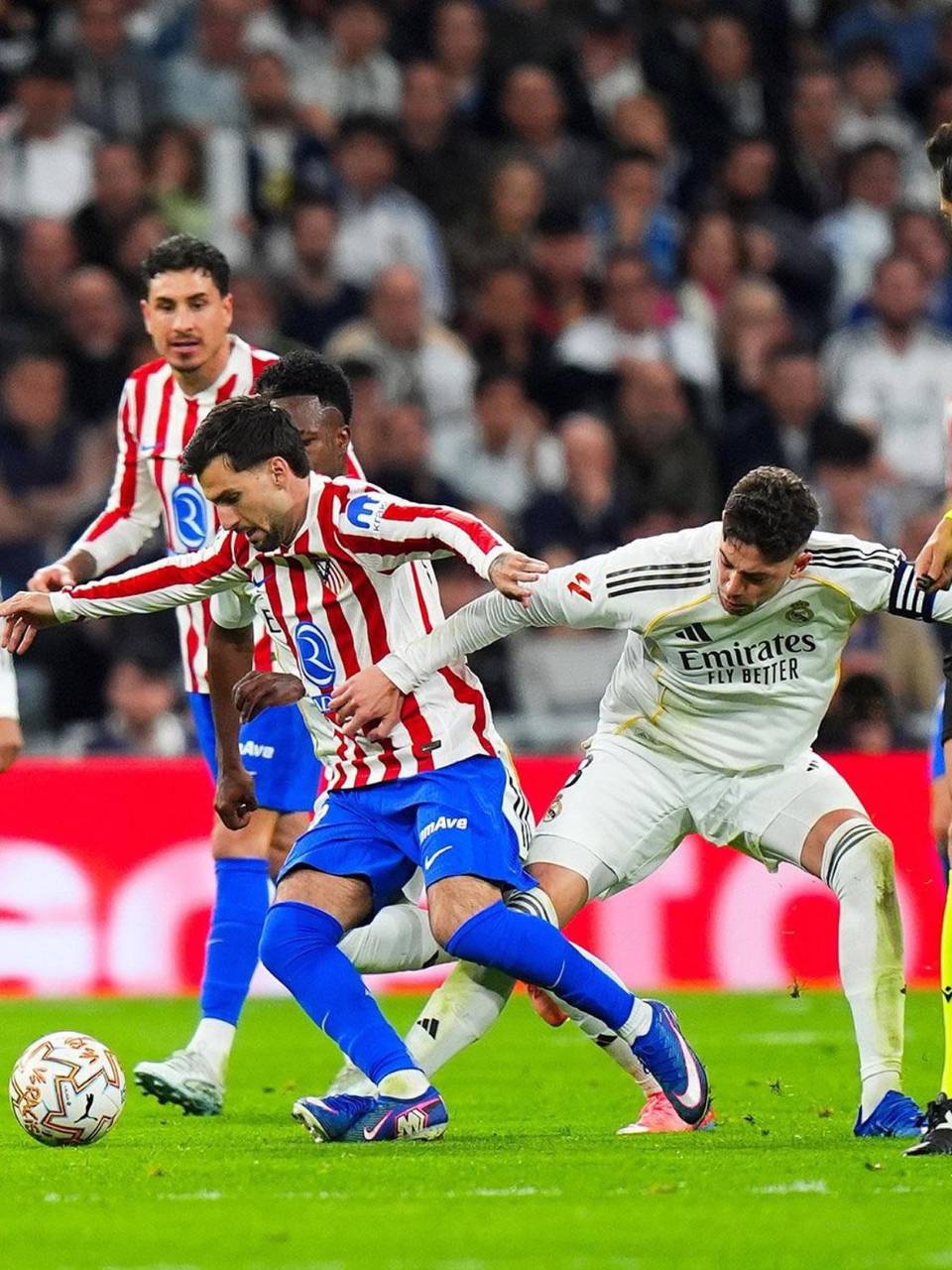 La falta por la que Fede Valverde fue expulsado en el derbi contra Atlético.