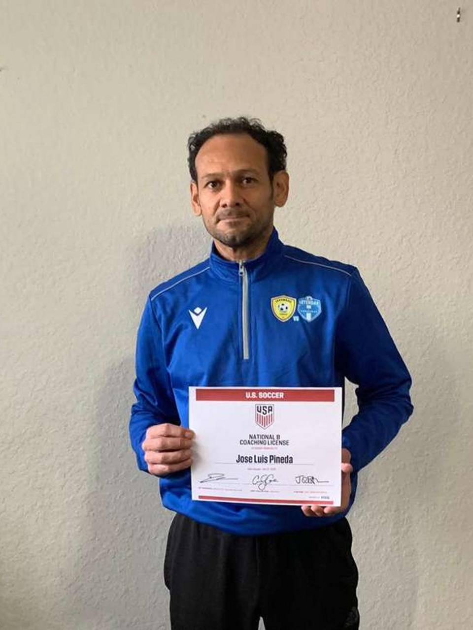 José Luis 'El Flaco' Pineda muestra con orgullo su licencia que le permite ser tomado en cuenta la MLS.