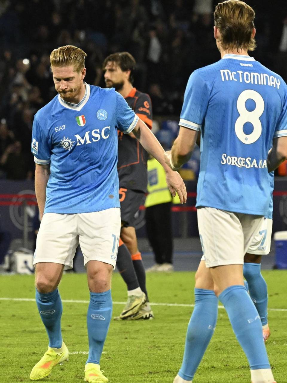 Kevin de Bruyne marcó de penal el 1-0 del Napoli y se lesionó tras hacer el lanzamiento.