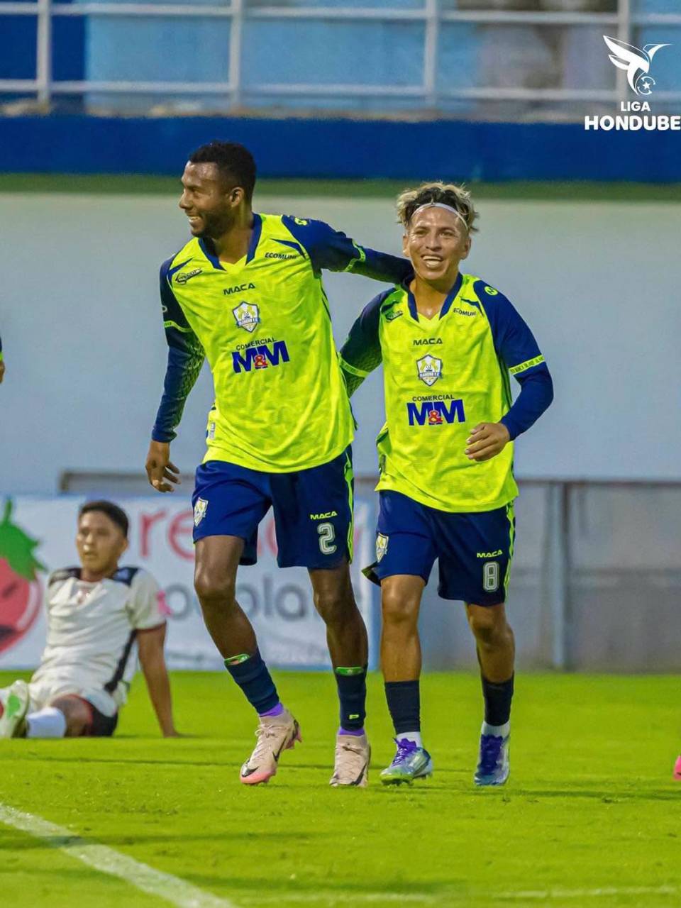 Óscar Almendárez puso a ganar al Olancho FC y lo celebró con Henry Gómez.
