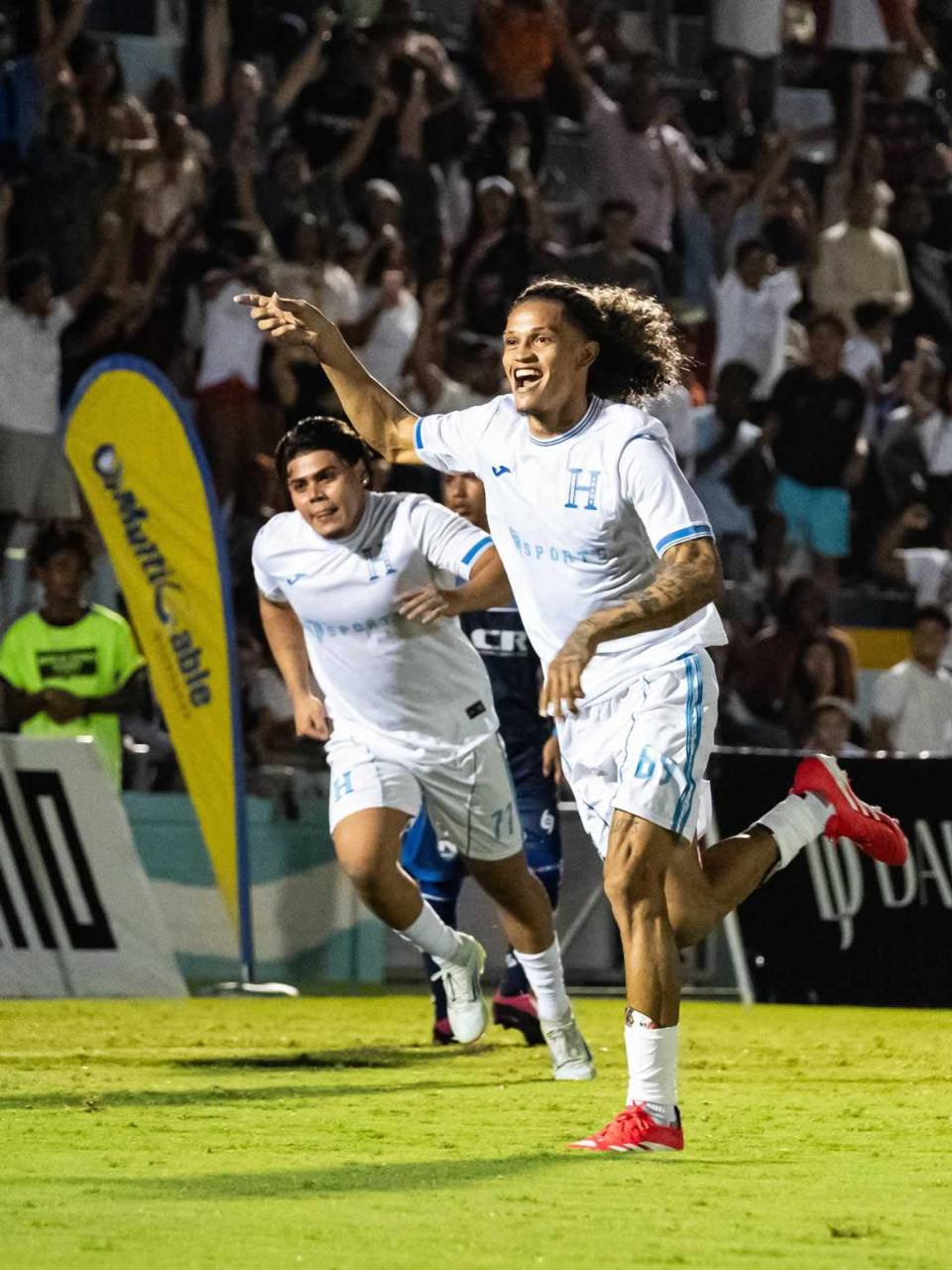 Jon Z corriendo a celebrar su gol para el 2-0 de Honduras ante Nicaragua.