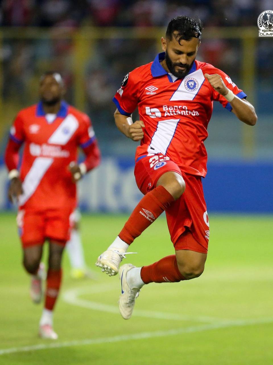 Jorge Álvarez celebrando su gol de tiro libre contra el Firpo.