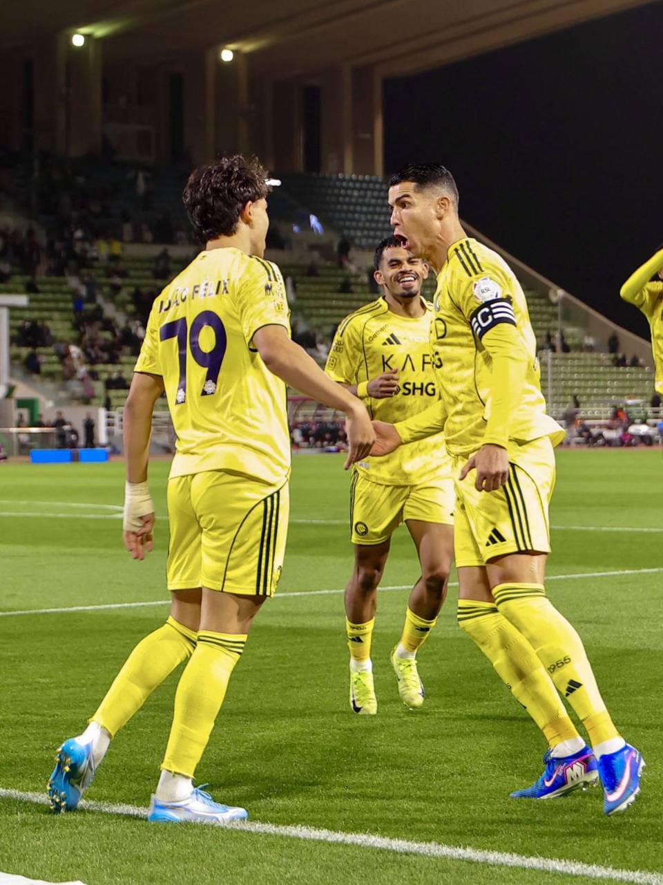 Cristiano Ronaldo celebrando su gol con Joao Félix, quien le dio la asistencia.