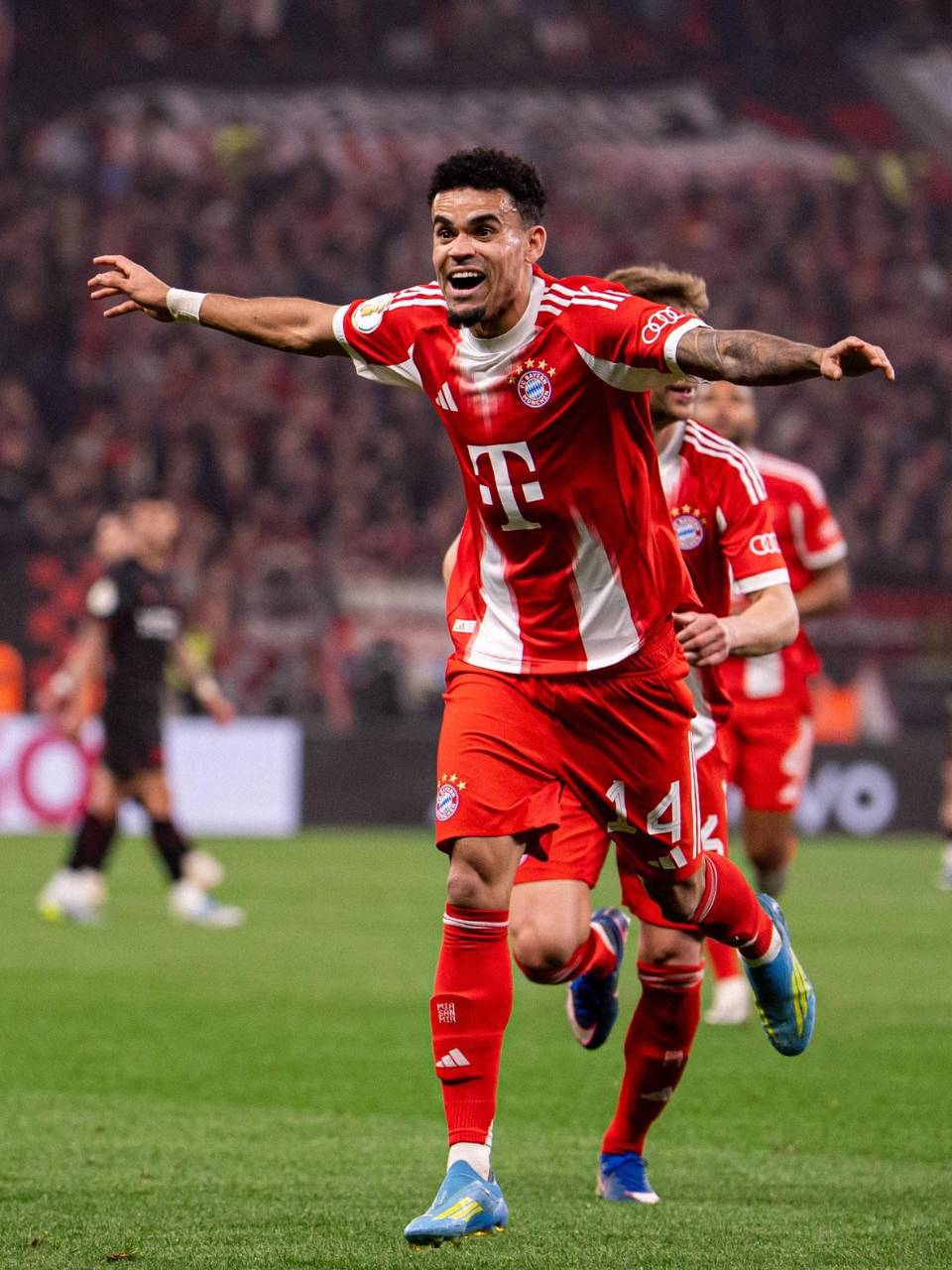 La felicidad de Luis Díaz tras su gol que aseguró la victoria y clasificación del Bayern Múnich.