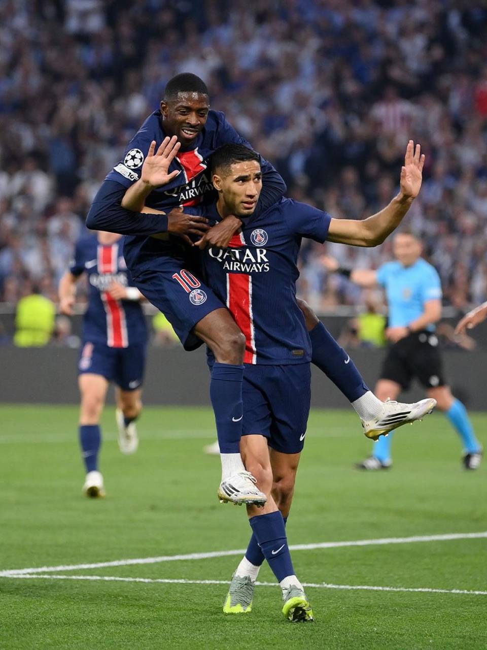 Achraf Hakimi pidiendo perdón a los aficionados del Inter tras el gol que marcó para el PSG.