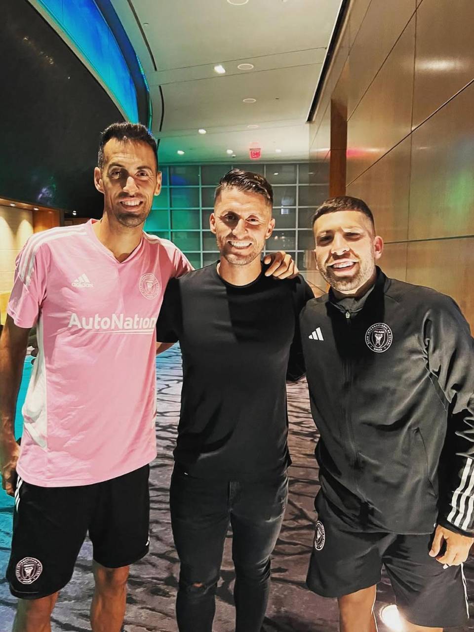 Esteban Espíndola junto a Sergio Busquets y Jordi Alba.