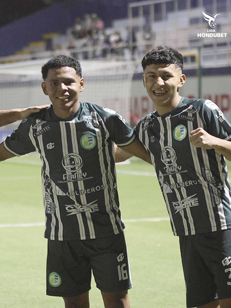 Yervis Gutiérrez y Yair Medrano celebrando el gol del 1-0 del Juticalpa FC.