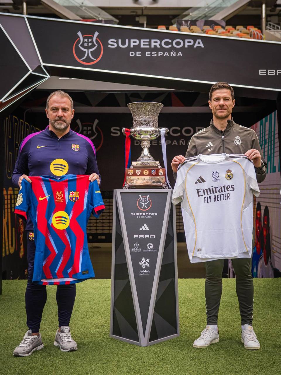 Hansi Flick y Xabi Alonso posaron con el trofeo de la Supercopa de España.