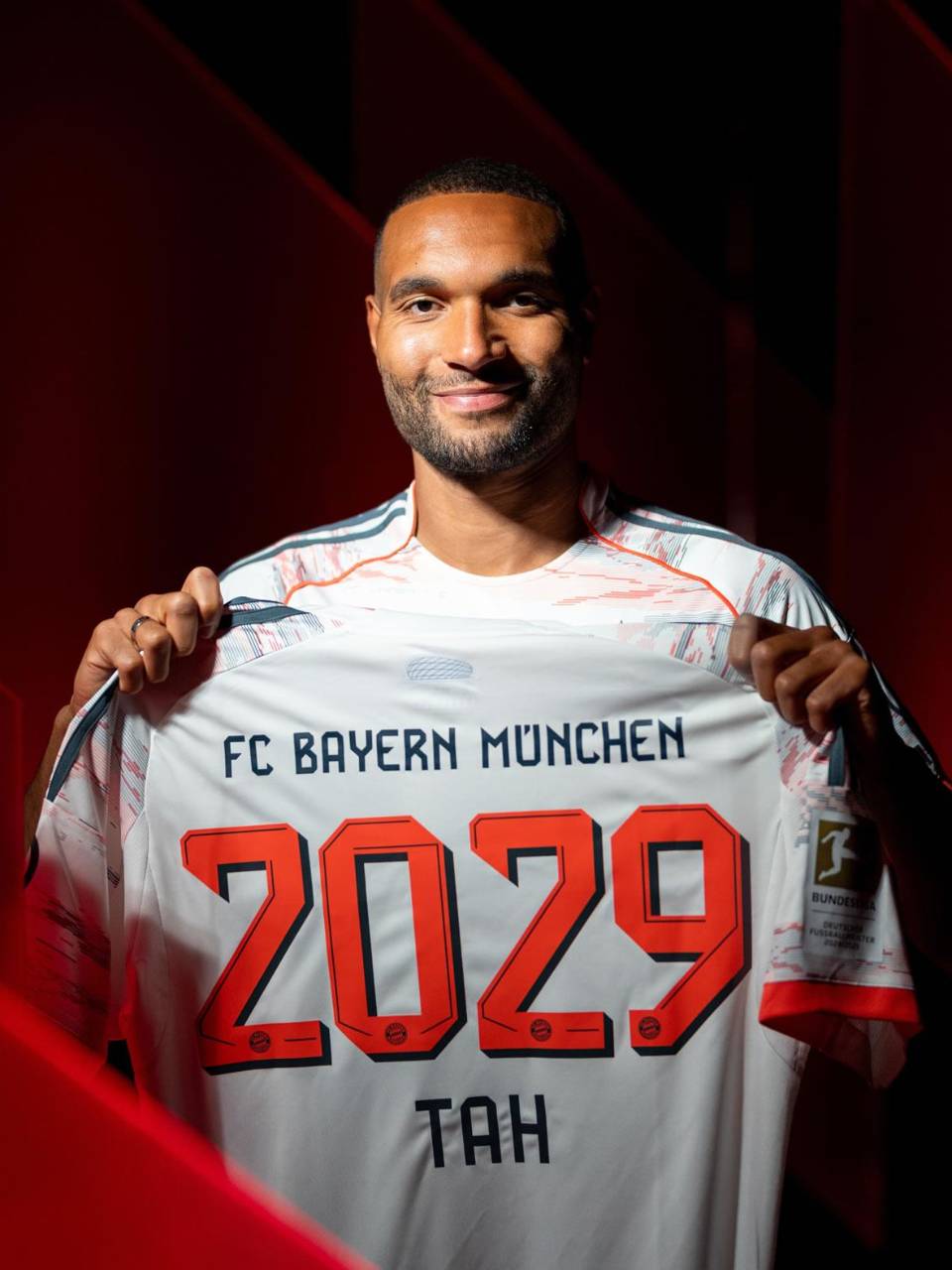 Jonathan Tah firmó contrato con el Bayern Múnich hasta el 2029 y usará el dorsal 4.