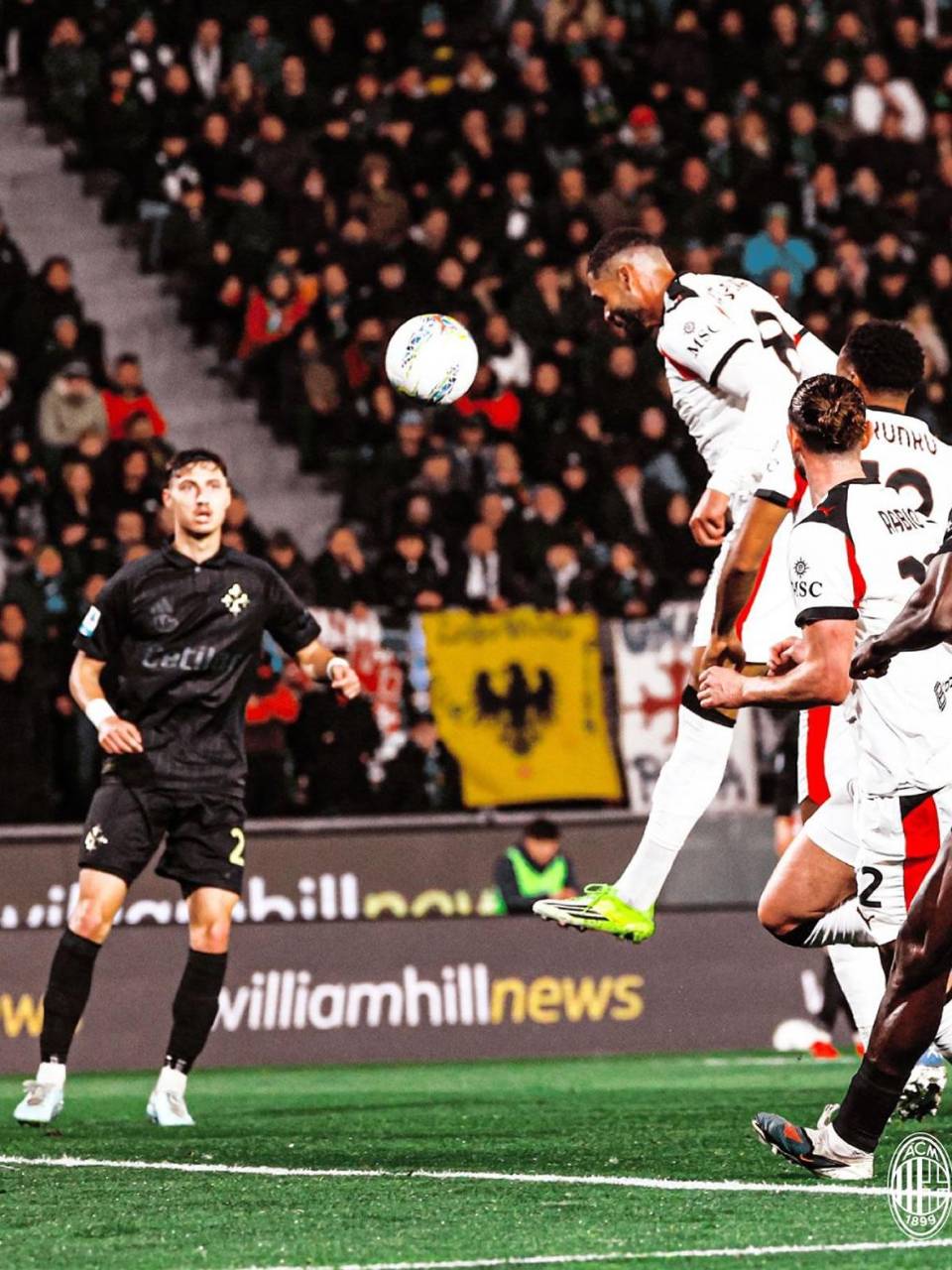 Ruben Loftus-Cheek puso a ganar al AC Milan con este remate de cabeza.